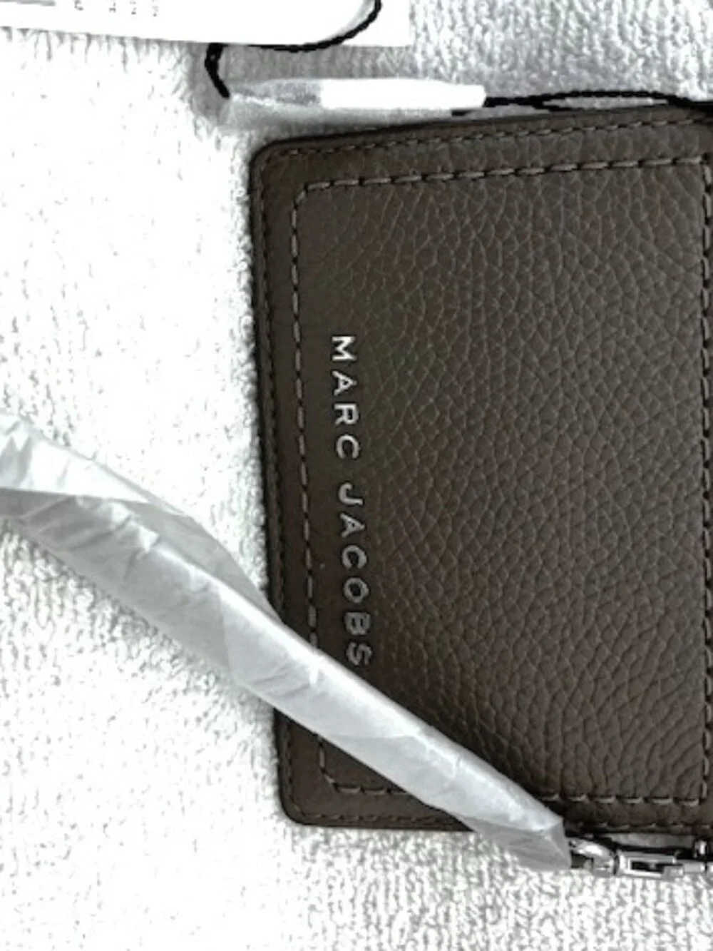 Marc Jacobs Groove pebble leather top zip wristlet card holder in Concrete gray